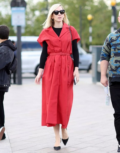 时髦又百变,衬衫裙凹造型从不敷衍