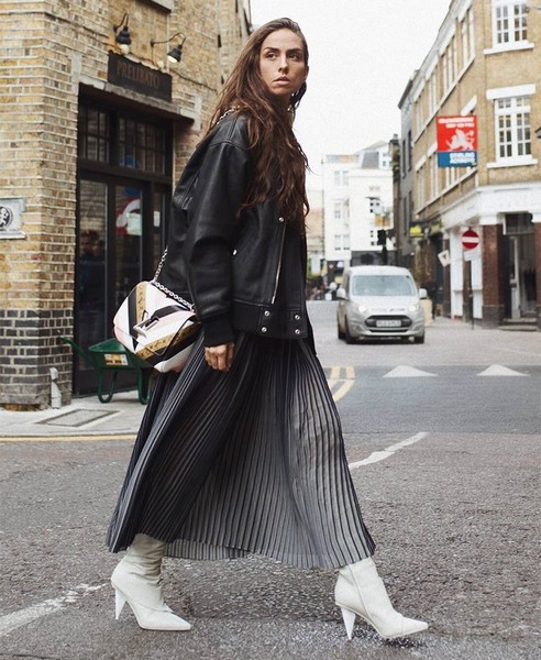 活力春夏季,趣味百褶为造型解腻