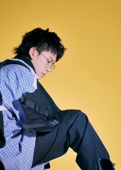 易烊千玺杂志写真手机壁纸图片