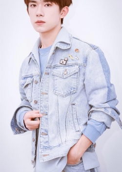 易烊千玺阳光帅气手机壁纸