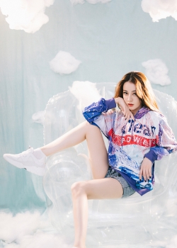 迪丽热巴甜美写真手机壁纸