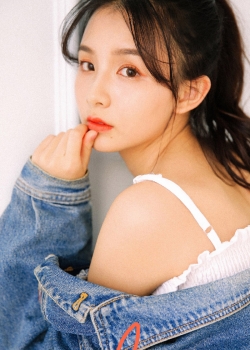 清新吊带美女性感写真手机壁纸