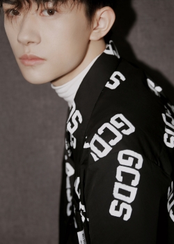 帅哥易烊千玺手机壁纸图片