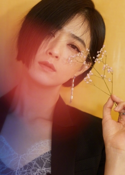 蒋欣清爽干练写真图片手机壁纸