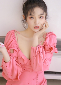 粉红夏日美女写真手机壁纸