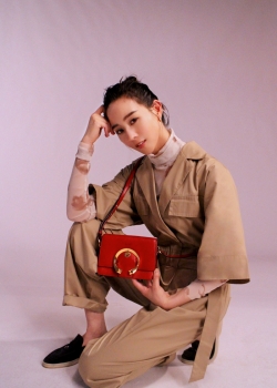 张钧甯休闲率性工装服写真图片