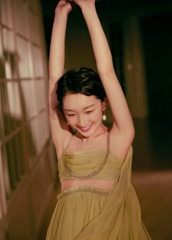 周冬雨青年电影展性感写真图片