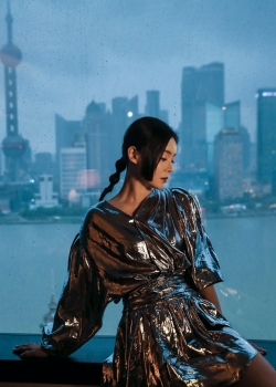 袁姗姗银色流光裙手机壁纸