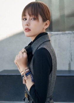 王子文优雅知性写真图片