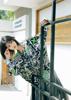 李溪芮清新活力街拍图片