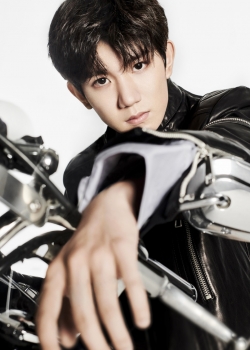 王源机车风酷炫写真图片