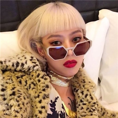 欧美霸气女生头像高清图片2025 孤独的人别熬夜越熬越苦