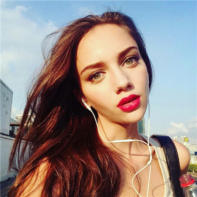 欧美大红唇美女头像高清2025 人前不该说的话背后也别说