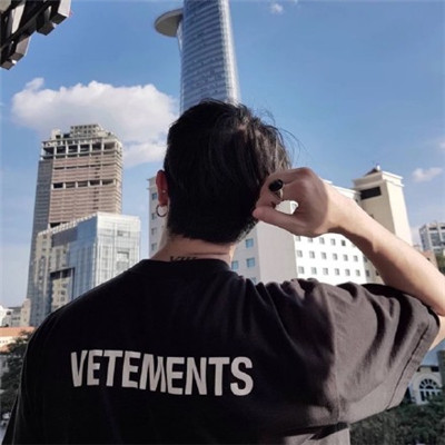 qq头像2025最新男背影欧美风 一个人也要踏出万马千军的气势