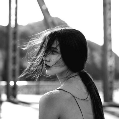 欧美风情美女黑白头像2025最新版 老死不相往来的陌生