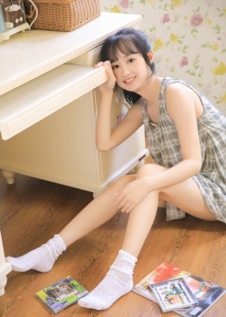 瓜子脸美女诱人性感美女卧室写真