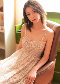 长腿美女嫩模吊带睡衣性感写真