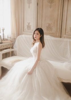 气质美女白色婚纱性感写真图片