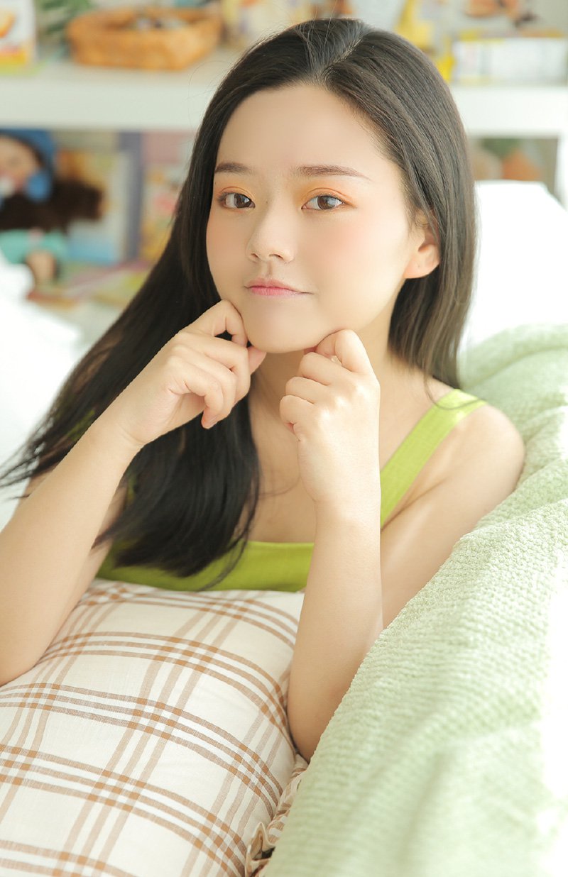 牛油果女孩清爽甜美写真图片