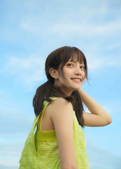 清新治愈系美女海边写真图片