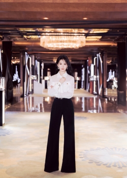 刘亦菲干练时尚活动图片