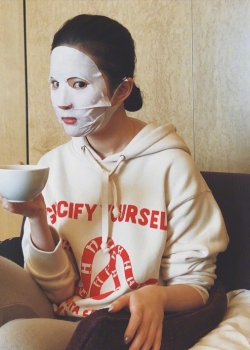 刘亦菲休闲敷面膜可爱俏皮写真图片