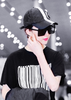 刘亦菲黑色嘻哈风机场街拍照图片