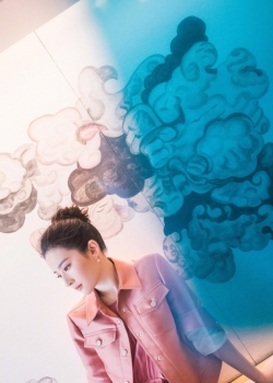 刘亦菲可爱丸子头粉色长裙性感光影写真