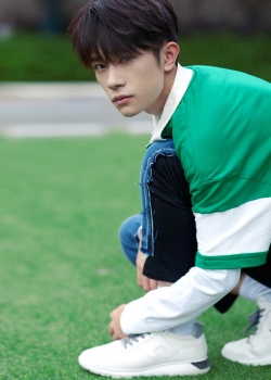 易烊千玺清新运动风高清图片