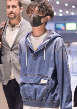 易烊千玺清爽活力机场照片