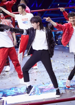 易烊千玺易燃装置高清图片