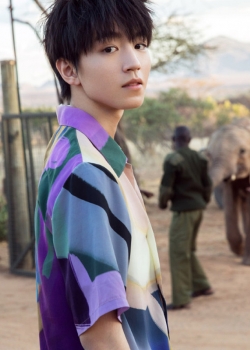 王俊凯休闲帅气旅拍高清图片