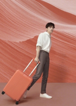 易烊千玺唯美广告代言高清图片