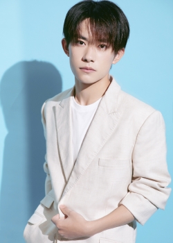 易烊千玺依云品牌发布会帅气图片