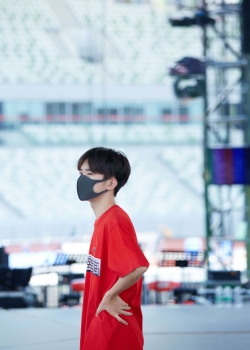 易烊千玺六周年演唱会花絮照图片