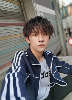 易烊千玺最新7月自拍照图片