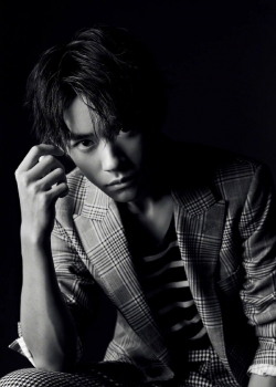 易烊千玺时尚封面高清图片