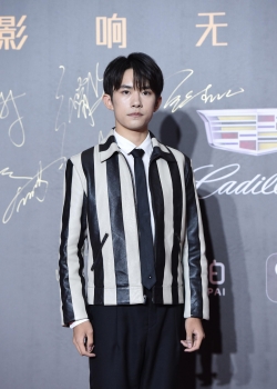 易烊千玺黑白条纹红毯照图片