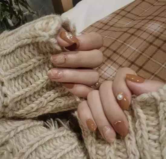 2025美甲流行色