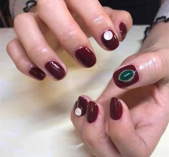 酒红色美甲造型 美甲酒红色款式图片