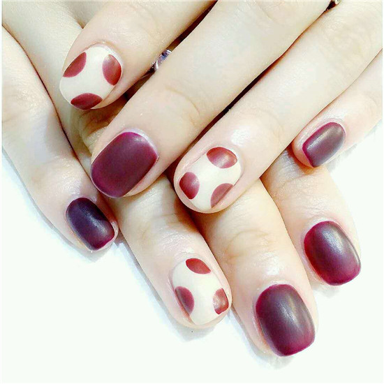 冬季酒红色美甲图片 冬天酒红色美甲图片