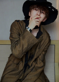 蔡徐坤帅气复古风高清壁纸图片