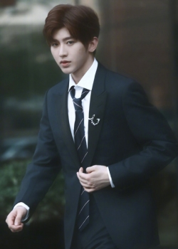 蔡徐坤精致时尚活动照图片