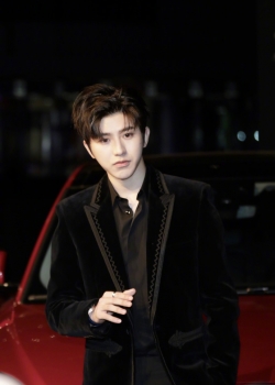 蔡徐坤沉稳黑色系活动高清壁纸图片