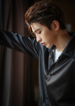 蔡徐坤复古慵懒高清壁纸图片