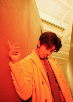 蔡徐坤奇幻光影高清壁纸图片