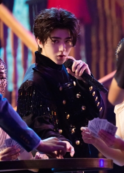 蔡徐坤华丽帅气舞台照图片