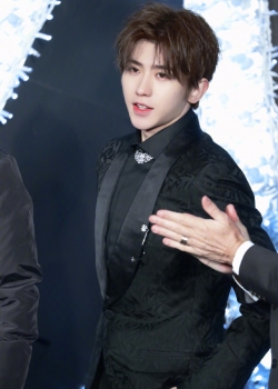 蔡徐坤优雅绅士风活动图片