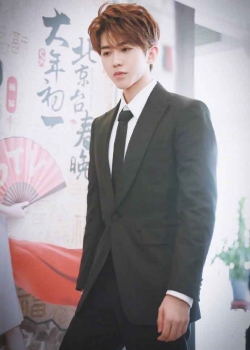 蔡徐坤北京台春晚发布会正装帅气图片