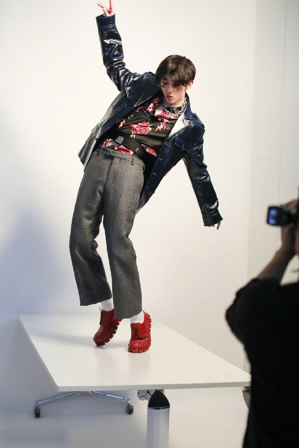 蔡徐坤时尚写真花絮图片